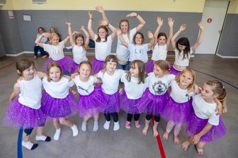Grundschüler treten zum Sommerfest in Oberlosa mit neuem Tanzprogramm auf -