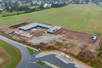 Grundschul-Neubau in Neukirchen: So geht es nach Baustopp jetzt weiter - Spätestens im Frühjahr soll es auch auf der noch gesperrten Fläche weitergehen.