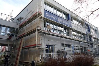 Grundschule dank neuer Fassade für Zukunft gerüstet - Mit dem Abbau des Gerüsts kam am Dienstag der frisch angebrachte Namenszug der Grundschule Venusberg voll zur Geltung. 