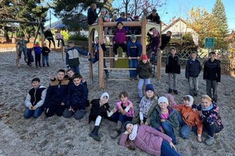 Grundschule Dorfstadt: Fußballteam ist vorn - Neue Spiel- und Klettergeräte - Die neuen Spielgeräte werden rege genutzt.