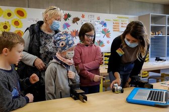 Grundschule Hauptmannsgrün: Hässliches Entlein wird stolzer Schwan - Referendarin Anna Männel (rechts) führte im neuen Fachkabinett Werken/Kunst der Grundschule Hauptmannsgrün Projekte der Arbeitsgemeinschaft Robotik vor. Ludwig sowie Oma Heike Berg mit ihrer Enkelin Amelie und Marie (von links) schauten interessiert zu. 