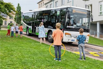 Grundschule Hinterhain: Könnte Einbahnstraße Lösung für den Schulbus-Verkehr sein? - Wenn Hortkinder im Spiel vertieft sind, sehen sie oft den Bus nicht. Hortnerinnen und ein Teil der Eltern finden das gefährlich und wollen daher den Bus aus dem Schulgelände rausbringen.