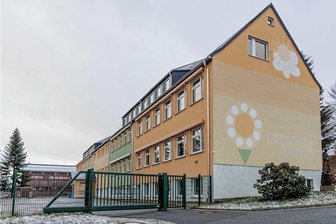 Grundschule im Erzgebirge erhält topmoderne Displays - An der Grundschule in Elterlein wird demnächst digital weiter aufgerüstet. Den Auftrag dafür hat der Stadtrat jetzt vergeben. 