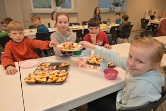 Grundschule im Erzgebirge macht gesundes Frühstück möglich - Lasse Frölich, Lena Marie Reinhold, Eliah Georgi und Marie-Luise Lange lassen sich das gesunde Frühstück schmecken. Das gibt es seit Anfang Januar in der Grundschule Sosa als besonderes Angebot.