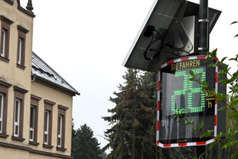 Grundschule in Remse und Verein in Lichtenstein erhalten Spenden - Eine derartige Geschwindigkeitstafel soll auch in Remse installiert werden.