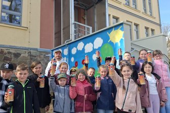Grundschule Leubnitz: Gemeinsam werden graue Wände bunt - Die Leubnitzer Grundschüler haben den Eingangsbereich ihrer Schule verschönert.