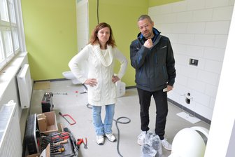 Grundschule Mulda: So läuft die Sanierung der Sanitäranlagen - Arbeiten in der Grundschule Mulda, hier Hortnerin Sandy Ziller und Bauhofleiter Denny Müller.