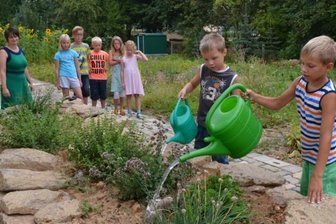 Grundschule Naundorf wird bei sächsischem Schulgarten-Wettbewerb ausgezeichnet - Kinder der Grundschule Naundorf haben bereits im vergangenen Jahr ihren Schulgarten verschönert und mittels einer Trockenmauer ein Hochbeet für Kräuter gebaut.