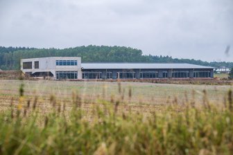 Grundschule Neukirchen: Malerarbeiten können beginnen – Eröffnung verschiebt sich wegen Gerichtsprozess erneut - Die Arbeiten an der Grundschule Neukirchen sollen im März weitergehen.