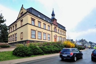 Grundschule Neukirchen: So möchte die Gemeinde den Neubau finanzieren - In der alten Grundschule in Neukirchen lernen momentan die Schüler der ersten und zweiten Klasse. Die Schüler der dritten und vierten Klasse sind in der Grundschule Adorf untergebracht. Keine einfache Situation für Schüler und Lehrer. 