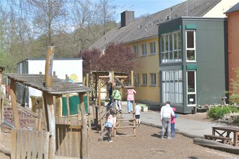 Grundschule Oberschöna: Ein Schreck und sein gutes Ende - An die Grundschule Oberschöna soll für 1,4 Millionen Euro ein Erweiterungsbau angedockt werden. Er soll drei Unterrichtszimmer haben und auf Säulen stehen, um die Spielfläche für die Kinder nicht einzuschränken.
