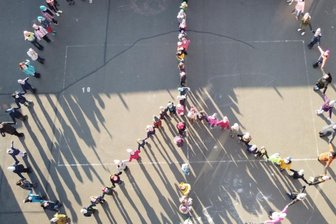 Grundschule setzt Zeichen für Frieden - Die Kinder der Grundschule Elsterberg wollen mit dieser Aktion den Menschen zeigen, dass der Frieden das Wichtigste auf der Welt ist.