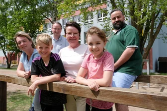 Grundschule und Kita Oberbobritzsch feiern 20-jähriges Bestehen - Seit 20 Jahren unter einem Dach: Schulleiter Markus Marhenke (3.v.l.) und Kita-Leiter Sebastian Böhm (r.) teilen sich das Haus. Von Anfang an dabei waren die Erzieherinnen Martina Friese (li.) und Heike Franke. Die Schulkinder Pepe und Katalea freuen sich auf das gemeinsame Fest am 31. Mai.