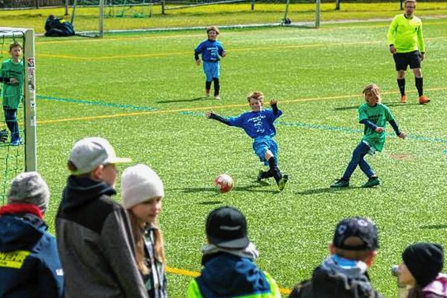 Grundschulen kicken in Marienberg um den Energie-Cup - Beim Turnier trafen die Grundschüler aus Wolkenstein (in Blau) auf die aus Großrückerswalde (in Grün). 