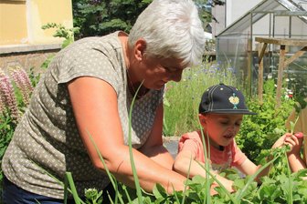 Grundschulkinder aus Rothenkirchen entdecken das Gärtnern für sich - Heike Seyfert und Edgar (7) schauen, wo die dicken Radieschen stecken.