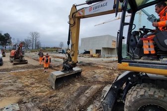 Grundschulneubau belastet den Haushalt - Es geht voran: Vor dem Grundschulneubau entsteht eine Buswendeschleife mit Wartehäuschen. 