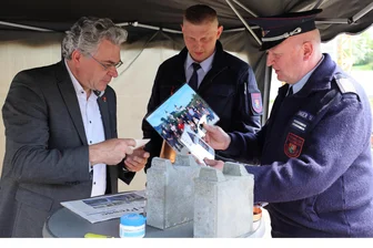 Grundstein für Feuerwehrdepot im Erzgebirge gelegt: Ersatzneubau statt Anbau - OB Gehart, Stadtwehrleiter Etzold und Ortswehrleiter Singer (v. l.) befüllen die Kapsel.