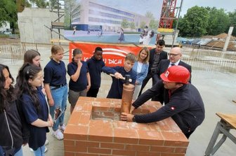 Grundstein für Marianne-Brandt-Oberschule in Chemnitz gelegt - Sechstklässler der Annenschule, die ihre Schulzeit in dem Neubau beenden werden, beim Einbringen der Zeitkapsel. Sie enthält neben Zeitungen vom Tag der Grundsteinlegung auch künstlerische Arbeiten von Schülern.