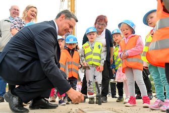 Grundstein für neue Kita in Neumark gelegt - Mit drei Hammerschlägen besiegelte Bürgermeister Sven Köpp (FDP) in Neumark die Grundsteinlegung für die neue Kita.