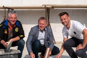 Grundstein für neues Mehrzweckgebäude - Vereinsvize Andreas Rosin, Bürgermeister Ronny Hofmann und Präsident Tommy Haeder (v. l.) mit der Zeitkapsel.