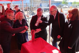 Grundsteinlegung für neues Bahnhofsgebäude in Werdau: Schnittchen, Sekt und ein Versprechen - Die Hülse, die von Oberbürgermeister Sören Kristensen (Mitte) in den Grundstein versenkt wurde, war unter anderem mit Tageszeitungen, Bauplänen und Münzen gefüllt.