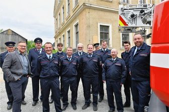 Grundsteinlegung in Zug: Feuerwehr erhält neues Depot - Nach der Grundsteinlegung für das neue Feuerwehrgerätehaus an der ehemaligen Grundschule im Freiberger Stadtteil Zug wurde ein Gruppenbild gemacht. Links vorn Ortsvorsteher Steve Ittershagen, rechts Ortswehrleiter Dirk Bellmann.