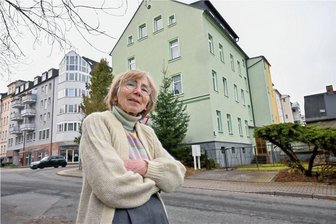 Grundsteuer: Chemnitzerin befürchtet deutliche Mehrbelastung ab 2025 - Brunhilde Schütze vor ihrem Haus an der Limbacher Straße. Sie hat Einspruch gegen ihre Bescheide zum neuen Grundsteuerwert und Grundsteuermessbetrag eingelegt und rückt davon nicht ab.