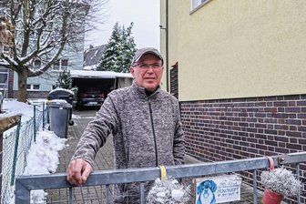Grundsteuererklärung: Warum sich ein Chemnitzer vom Finanzamt gegängelt fühlt - Bild Rolf Stettin an seinem Gartenzaun in Chemnitz: Der 70-Jährige ärgert sich über den Umgang der Finanzbehörde mit ihm als Bürger. 