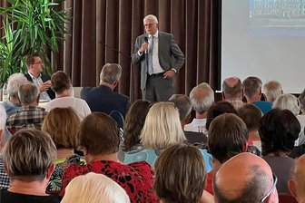 Grundsteuerreform: Finanzminister hört im Erzgebirge von viel Frust - Finanzminister Hartmut Vorjohann (vorn) im Gespräch mit Bürgern in Bad Schlema. 