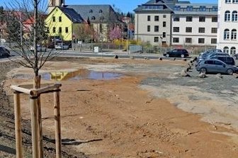 Grundstück in bester Citylage liegt weiter brach - Seit Ende der Bauarbeiten auf derB 175 in Werdau liegt diese Fläche brach.