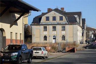Grundstücks-Tausch am Falkensteiner Bahnhof schafft Perspektiven - Der Güterschuppen (vorn) gehört einer gemeinnützigen GmbH, das Empfangsgebäude (hinten) der Stadt. Diese hat einen Streifen dazwischen erworben, um eine Rettungszufahrt zu ermöglichen.