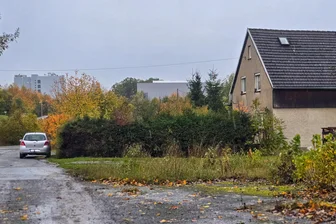 Grundstückskauf der Stadt Plauen: Deutliche Kritik vom Bund der Steuerzahler - Das Haus (rechts im Bild) nahe dem bereits bestehenden Gewerbegebiet in Oberlosa will die Stadt Plauen erwerben. Dort soll ein weiteres Gewerbegebiet entstehen.