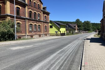 Grundstückskauf: Muldenhammer übernimmt Gehwegfläche im Vogtland von der Bundesrepublik - Teile des Gehweges werden der Gemeinde Muldenhammer nun durch den Bund übertragen.
