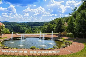 Grundstücksstreit: Bleiben die Brunnen im Schlosspark Lichtenwalde bald trocken? - Der Brunnen "Sieben Künste" im Schlosspark Lichtenwalde mit Ausblick ins Zschopautal ist ein beliebter Standort für Konzerte. Das Wasser wird aus der Zschopau über Privatgrund geleitet.