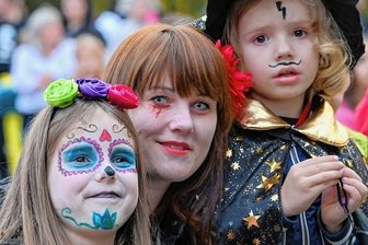 Grusel, Spaß und gute Laune - Halloween im Burgstädter Wettinhain.