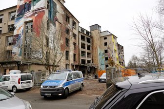 Gruseliger Fund in Chemnitz: Bauleute entdecken bei Abrissarbeiten Leiche - Das Gebäude der ehemaligen Nadel- und Platinenfabrik steht seit vielen Jahren leer und verfällt.