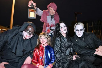 Gruselspaß in Chemnitz: Die Halloween-Bürgerinitiative von Hilbersdorf - Philipp, Selina Sophie, Sarah und Lars (v.l.n.r.) ließen sich den Spaß nicht entgehen und kamen in der wohl besten Kostümierung als Familie zum gemeinsamen Gruseln.