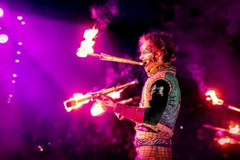 Gruselstart bei Karls in Döbeln: Nacht mit Feuerkunst und Drohnen - Eine Feuershow gehört zum Programm der ersten Grusel-Nacht im Erlebnis-Dorf von Karls in Döbeln.