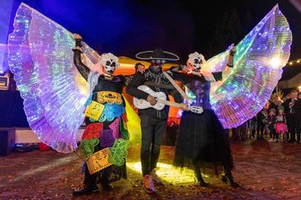 Gruseltraktor und Gruselkeller: Die schönsten Bilder der großen Halloweenparty von Hilbersdorf - Schaurig gruselig und fantastisch bunt und schön: So war die zweite aufwendig gestaltete Halloweenparty am Samstag in Hilbersdorf.