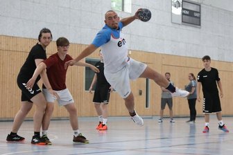 Gruß aus der Bundesliga zum Jubiläum - Im männlichen Nachwuchsbereich - hier beim Training in der Glauchauer Sachsenlandhalle - bildet der BSV Limbach-Oberfrohna sechs Spielgemeinschaften mit dem HC Glauchau/Meerane.