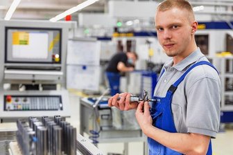 Gühring Treuen: Vom Spitzen-Azubi zum Fernstudenten - Jakob Kolodziej hat seine Ausbildung zum Zerspanungsmechaniker bei Dr. Gühring in Treuen als Landesbester abgeschlossen. Im Februar beginnt er berufsbegleitend ein Maschinenbau-Fernstudium.