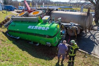 Gülle-Transport umgekippt -