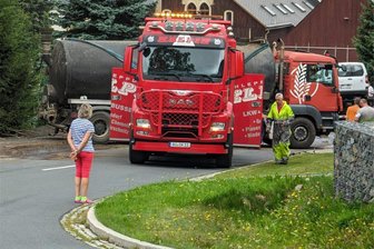 Gülle-Unfall in Neuhausen: Was wird aus Laster und Straße? - Per Spezialtransport wurde der umgekippte Güllelaster in Neuhausen aufgerichtet und abtransportiert.