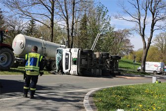 Güllefahrzeug kippt in Stelzen um - Das umgekippte Güllefahrzeug in Stelzen.