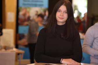 Günstige Mieten, Nähe zum Wohnort, familiäre Atmosphäre: Warum junge Leute in Zwickau studieren - Die 18-jährige Selina Meister studiert Gesundheitsmanagement. Sie engagiert sich seit drei Jahren ehrenamtlich beim Deutschen Roten Kreuz.