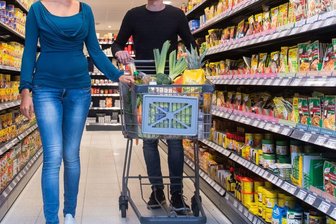 Der Wagen voll, der Geldbeutel leer: Wer gezielt einkauft und Preise vergleicht, kann die Hälfte der Kosten sparen, so ein Marktcheck der Verbraucherzentrale NRW.