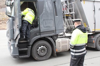 Güterverkehr im Visier deutscher und tschechischer Polizei - Deutsche und tschechische Polizisten kontrollierten am Donnerstag auf der B 174 und der B 101 den gewerblichen Personen- und Güterverkehr. Ihnen gingen dabei einige Fische ins Netz - am Ende sogar noch ein stark alkoholisierter Autofahrer.