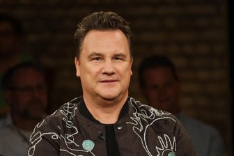 Guido Maria Kretschmer schaut bei „Deko Queen“ in Chemnitzer Zimmer - Seit 2021 ist Guido Maria Kretschmer auch das Gesicht der TV-Sendung „Guidos Deko Queen“.