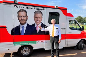 Guidomobil, Geilomobil, Pattmobil: Wahlkampf mit kuriosen Autos - Der Landtagsabgeordnete Peter Patt (CDU) vor seinem „Pattmobil“. Mit einem umgebauten Einsatzwagen soll die Wiederwahl als Direktkandidat klappen.