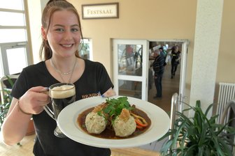 Gulasch, Mandeln und Gelee: Drei Rezepte zum Tag des deutschen Bieres aus Freiberg - Lea Beyer, angehende Restaurantfachfrau, serviert Bierknödel mit Fleisch und Röstzwiebel.